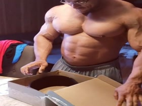 HOT PECS & NIPPLES !