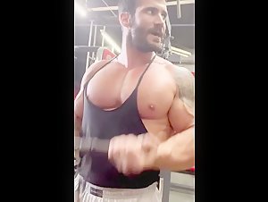 Julian Arroyuelo bicep curls